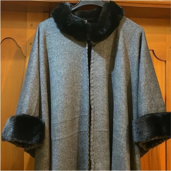 Ecuador Faux Fur Collar Cape Alpaca wool Wrap Poncho Open Front One Size - Picture 1 of 9